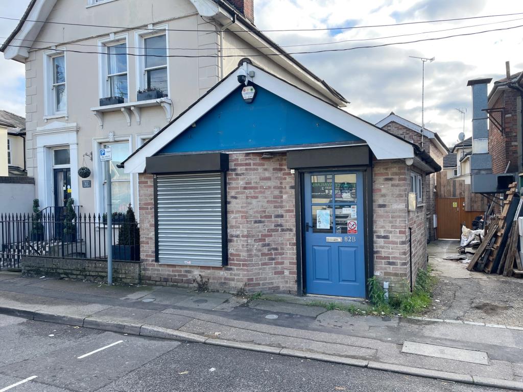 Lot: 100 - SELF-CONTAINED LOCK-UP SHOP - Lock up commercial premises on Manor Street Braintree